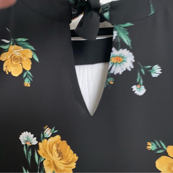 TORRID deep v front and back floral top - Picture 2 of 6